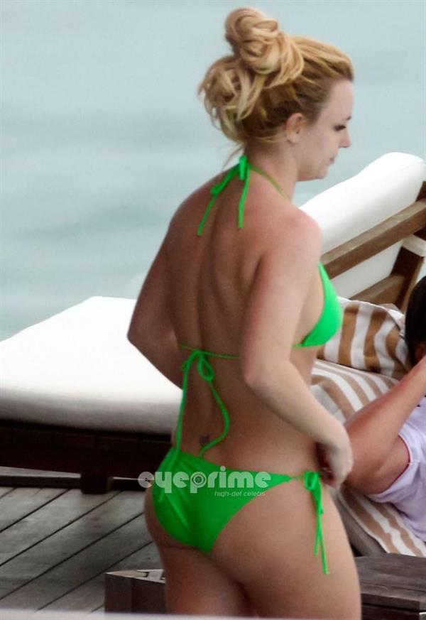 Britney Spears in a bikini - ass