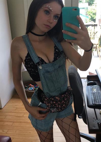 Lily-Ana Alexander taking a selfie