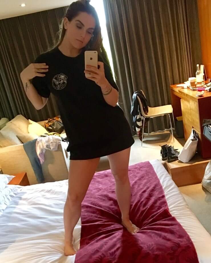 JoJo taking a selfie