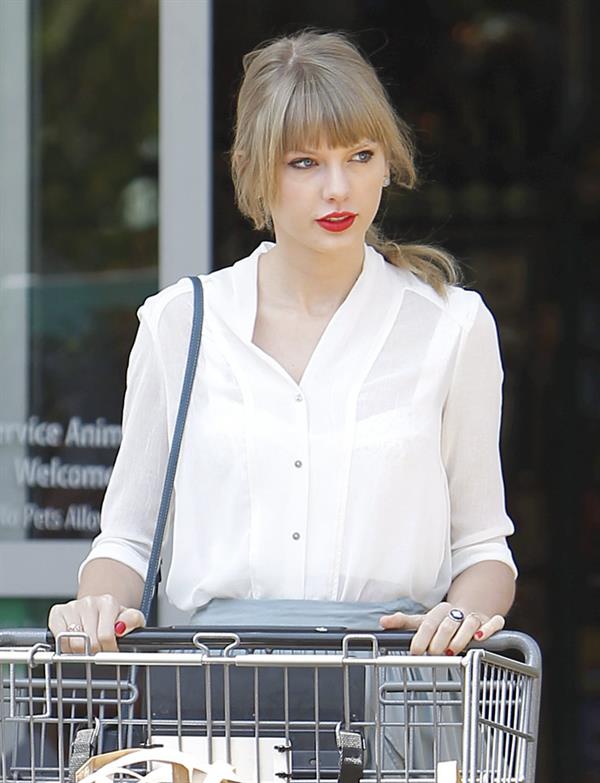 Taylor Swift - running errands in Los Angeles (03.04.2013) 