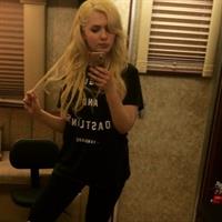 Abigail Breslin taking a selfie