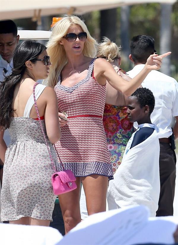 Victoria Silvstedt taking a stroll to the beach in Miami on March 30, 2013