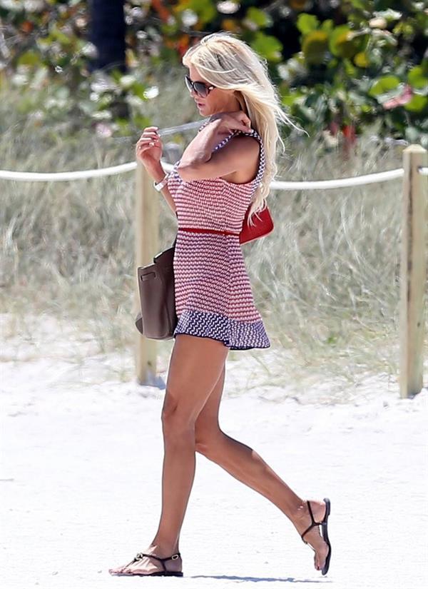 Victoria Silvstedt taking a stroll to the beach in Miami on March 30, 2013