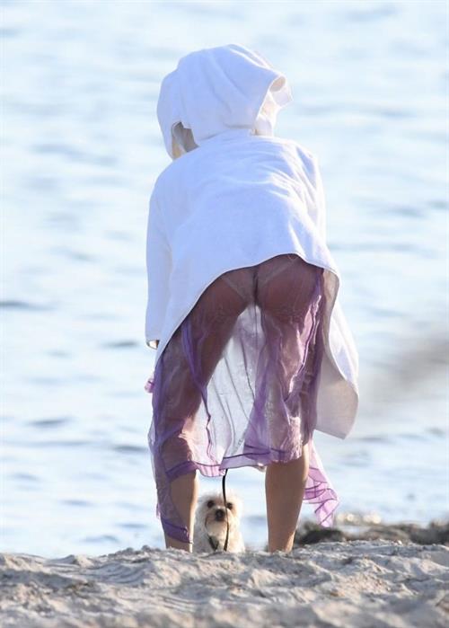 Hailey Bieber Pictures Hailey Bieber sexy ass seen by paparazzi during a photoshoot in different bikinis also with Justin Bieber on set.