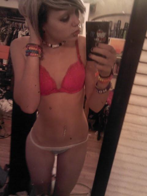 Pandaboo in lingerie taking a selfie