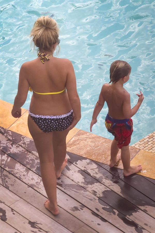 Jamie Lynn Spears in a bikini - ass