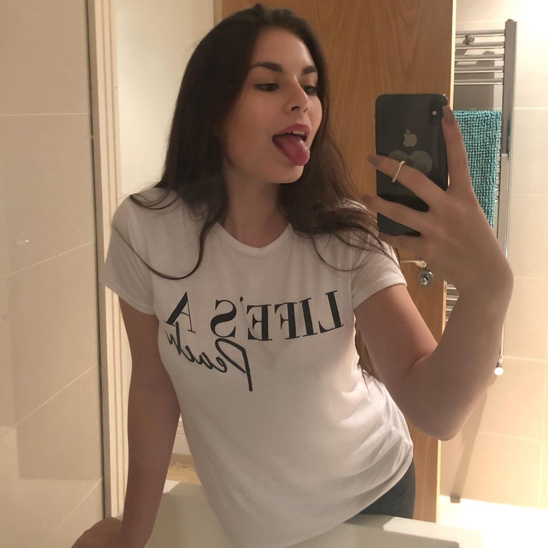 Lauren Alexis taking a selfie