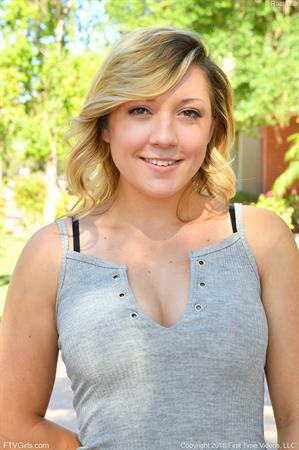 Rachelle Nude Pictures Sexy Exposition