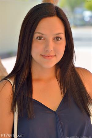 Leanna Nude Pictures Teen At The Mall