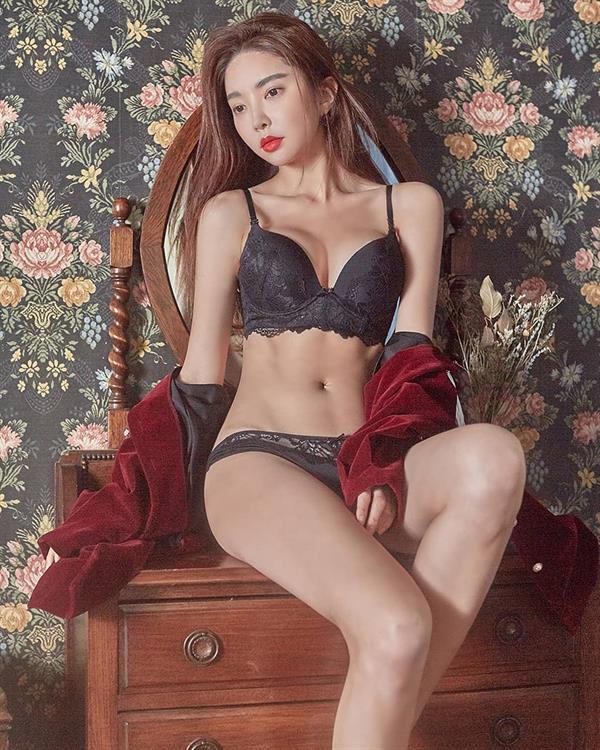 Park Soo Yeon in lingerie