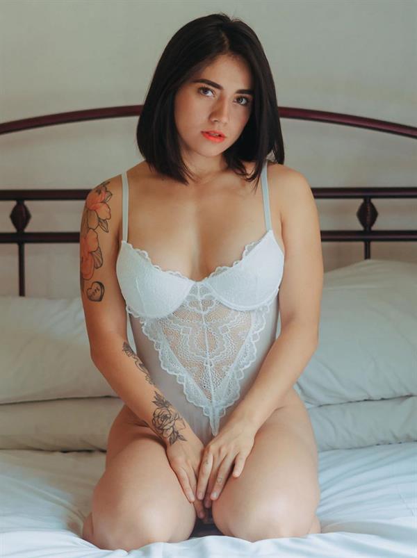 Alaide Penaloza in lingerie