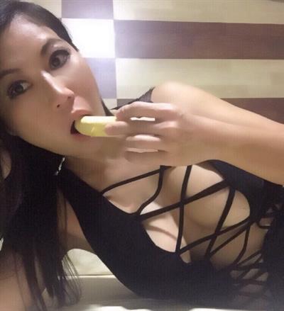 Jhen Shiro taking a selfie