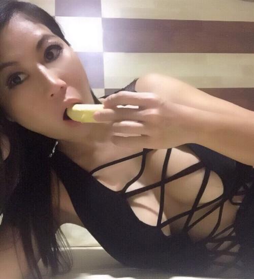 Jhen Shiro taking a selfie