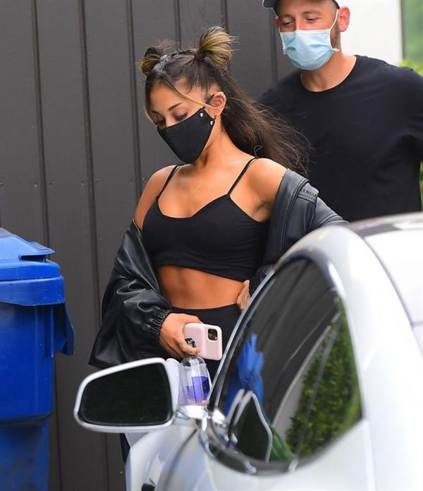 Ariana Grande braless boobs in a sexy little black top showing off her tits pokies seen by paparazzi.