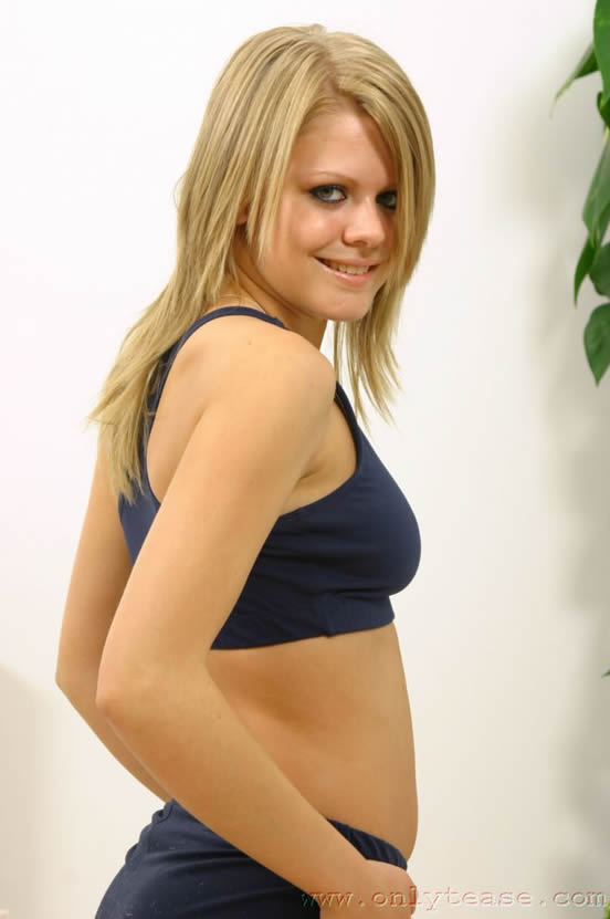  Sexy blonde in tight fitting gym kit 