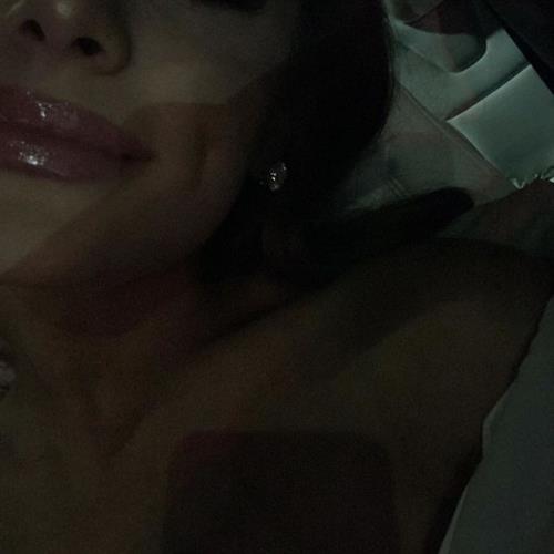 Ariana Grande topless covered new photo laying down showing off her sexy lips with gloss.