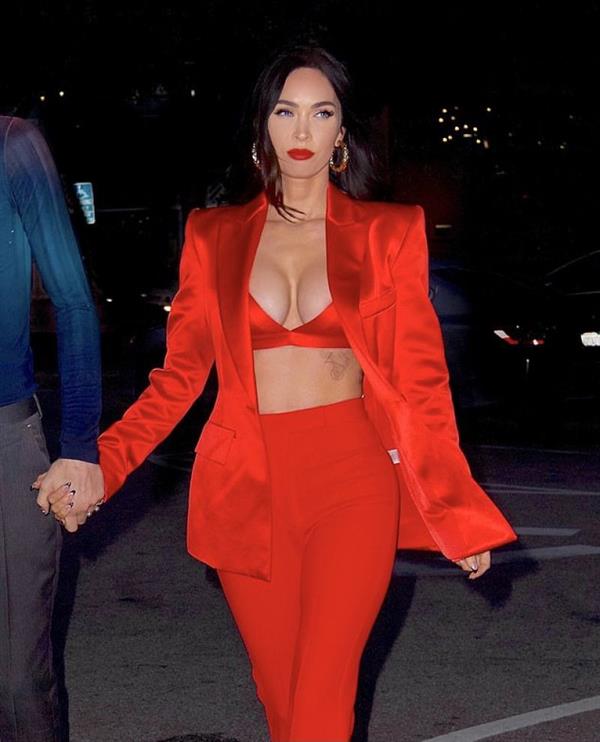 Megan Fox boobs showing nice cleavage with her big tits in a sexy little bra top seen by paparazzi with her boyfriend MGK.