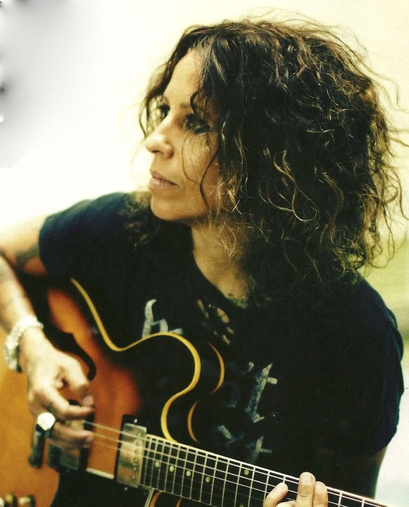 Linda perry. Гитара Линды Перри. Linda Perry 2022. Linda Perry after hours. Линда Перри в молодости с гитарой.