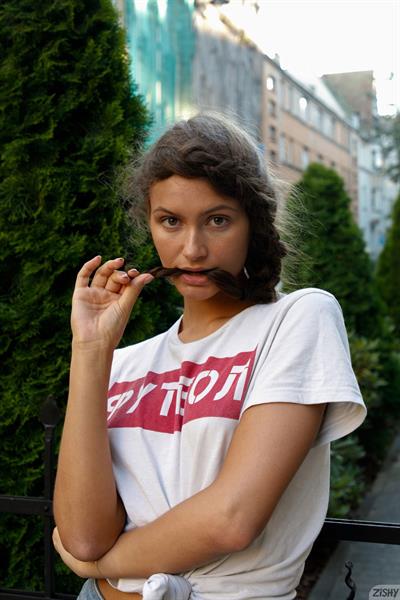 Shyla Volbeck in Sexy Jeans