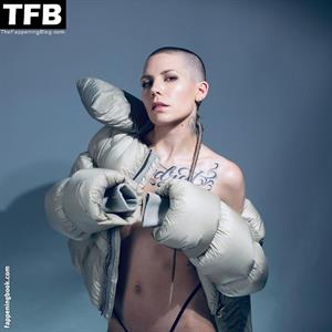 Skylar Grey Pictures Skylar Grey promoting a new song on Instagram, 11/04/2021