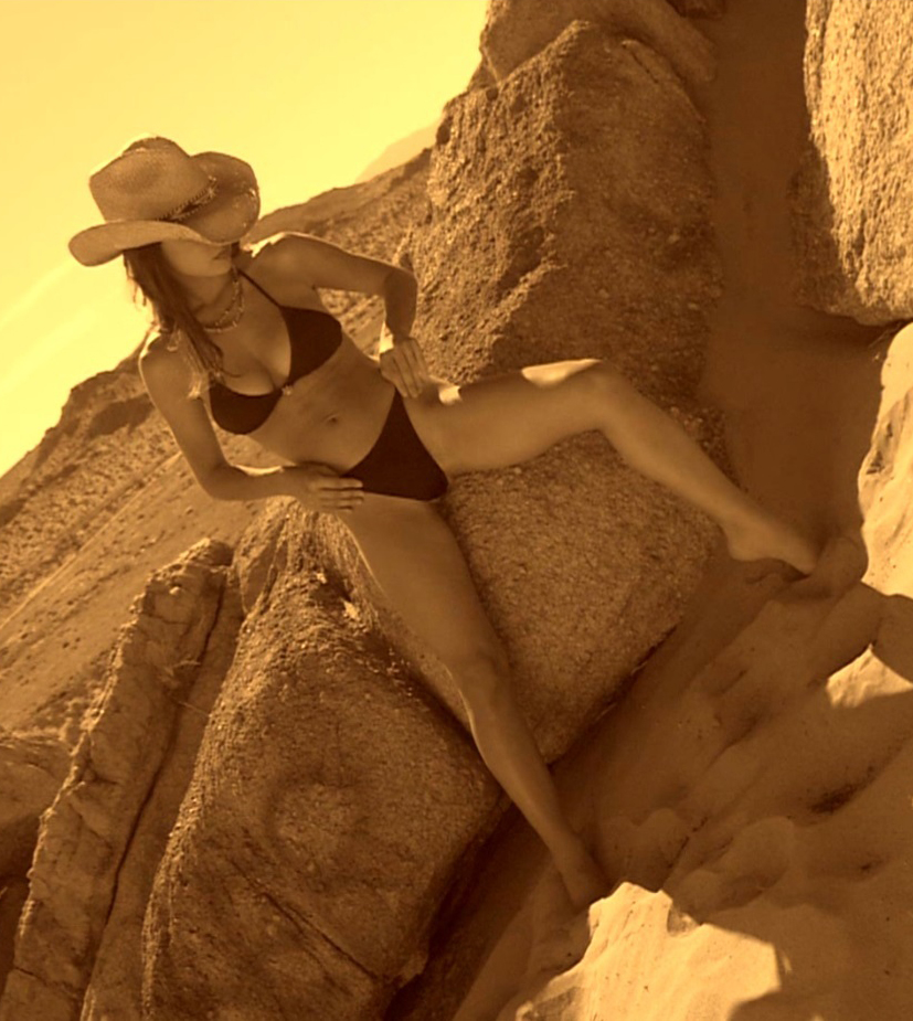 Kelly Monaco black desert bikini