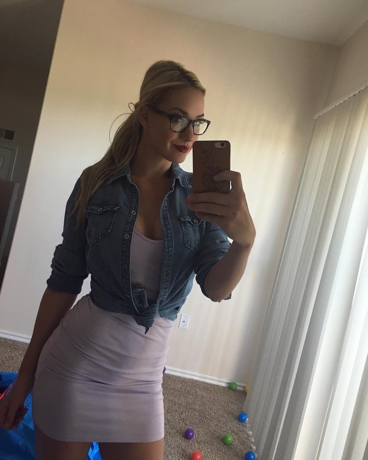 Paige Spiranac taking a selfie