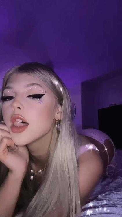 Loren Gray taking a selfie