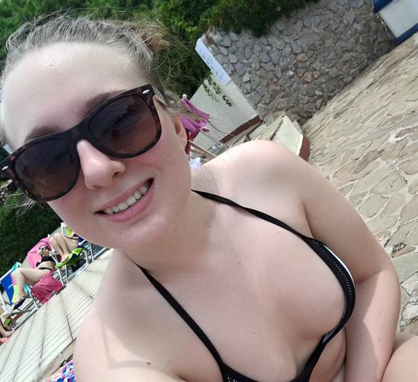 Facebook cutie (19) showing off at the pool