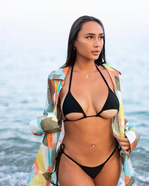 Astrid Nelsia Instagram pictures