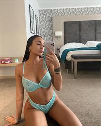 Astrid Nelsia Instagram pictures