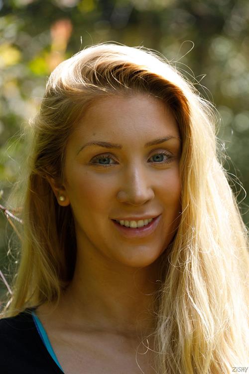 Lina Telemann Shows off her Hard Body