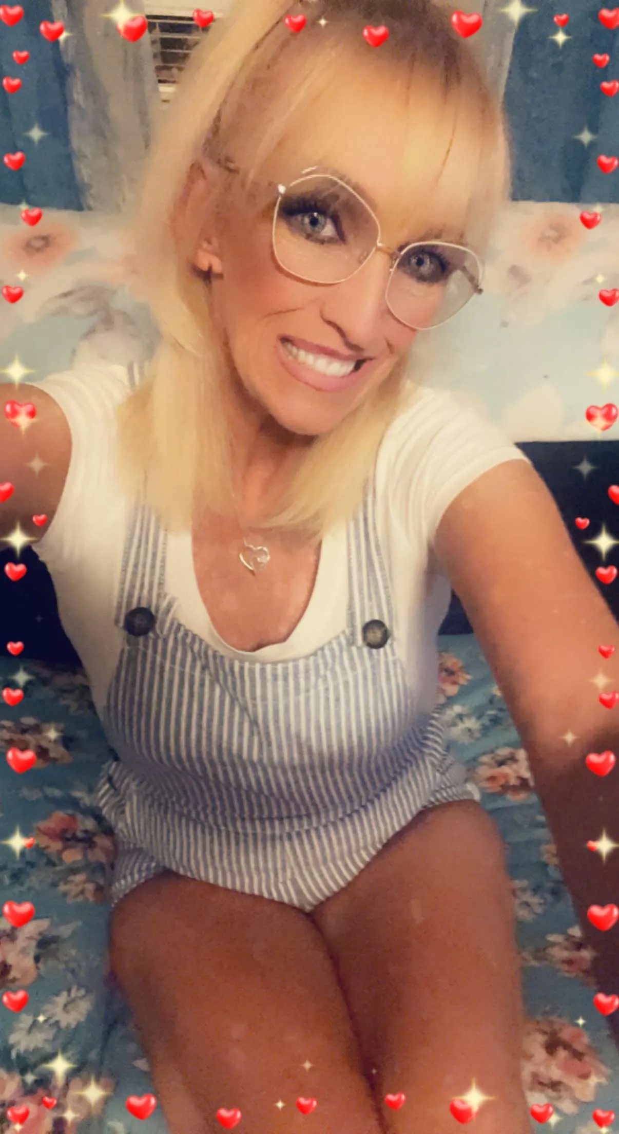 Lots of selfie pics of sexy ole me?