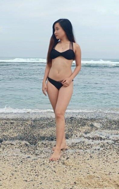 Amanda L in a bikini