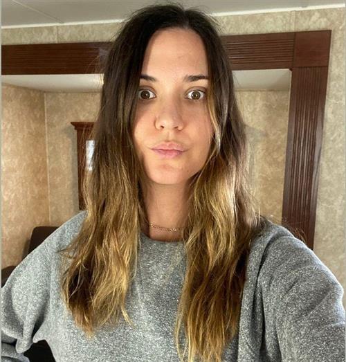 Odette Yustman taking a selfie