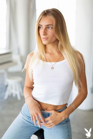 Irina Ri in Jeans
