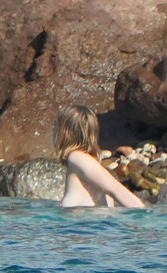 Maya Hawke - breasts