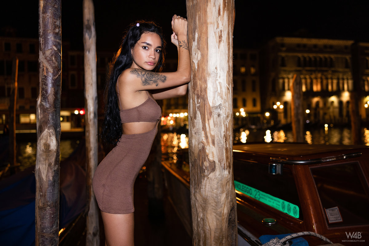 Dulce: Nighttime Venice Without Panties