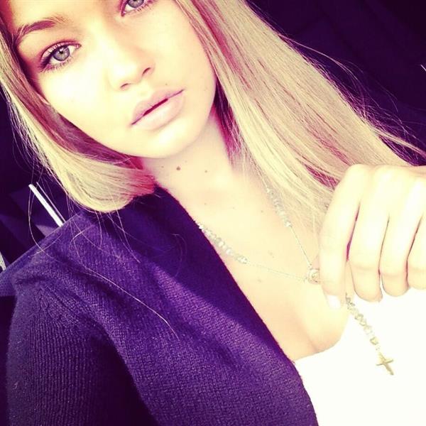 Gigi Hadid taking a selfie