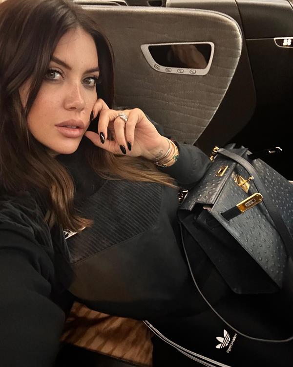Wanda Nara taking a selfie