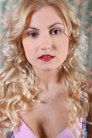 Leona S Nude Pictures I am at Your Service