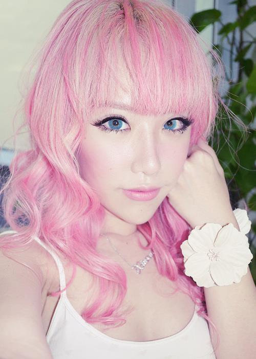 Xiaxue taking a selfie