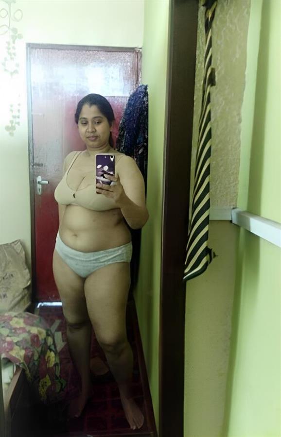 This MILF from Sri Lanka loves to show her mom body to the world.