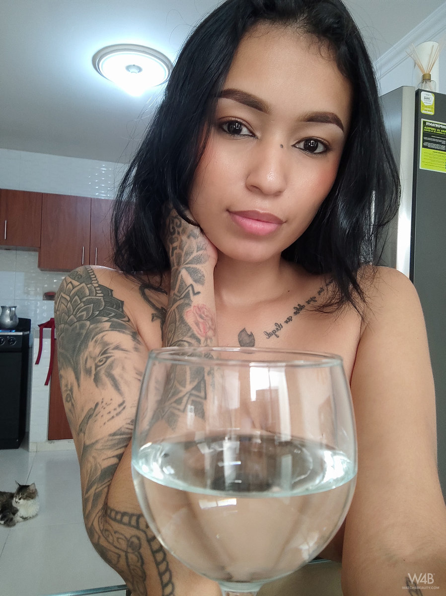 Alexa Belluci: Selfie 4U: My Big Breasts