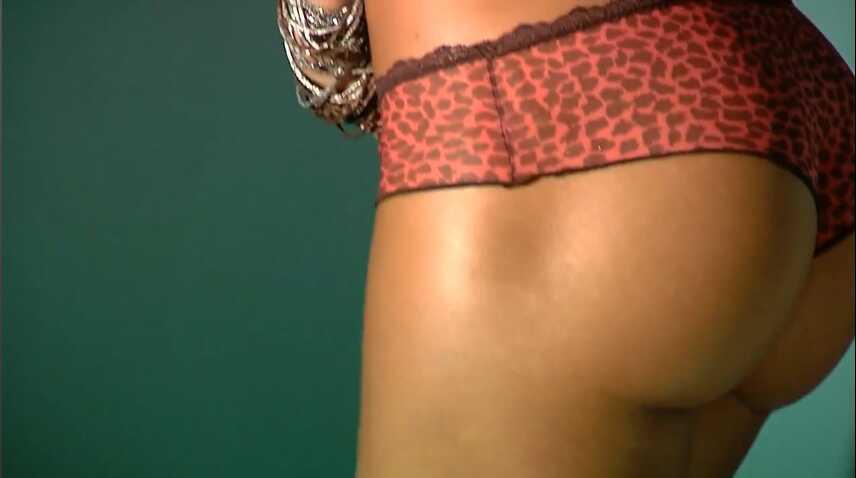 Natalia Vélez in lingerie - ass