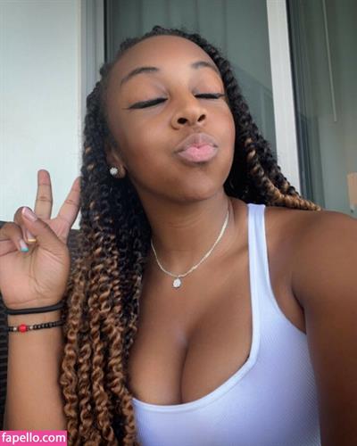 Jazzy Guns taking a selfie