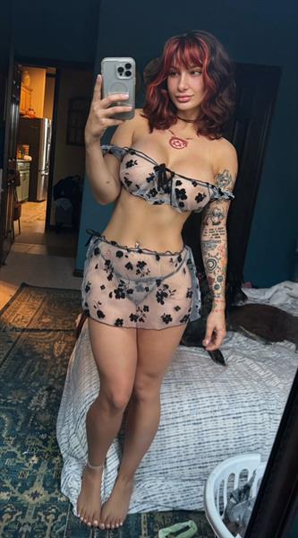 Lauren Hunt taking a selfie