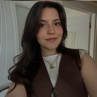 Zeynep taking a selfie