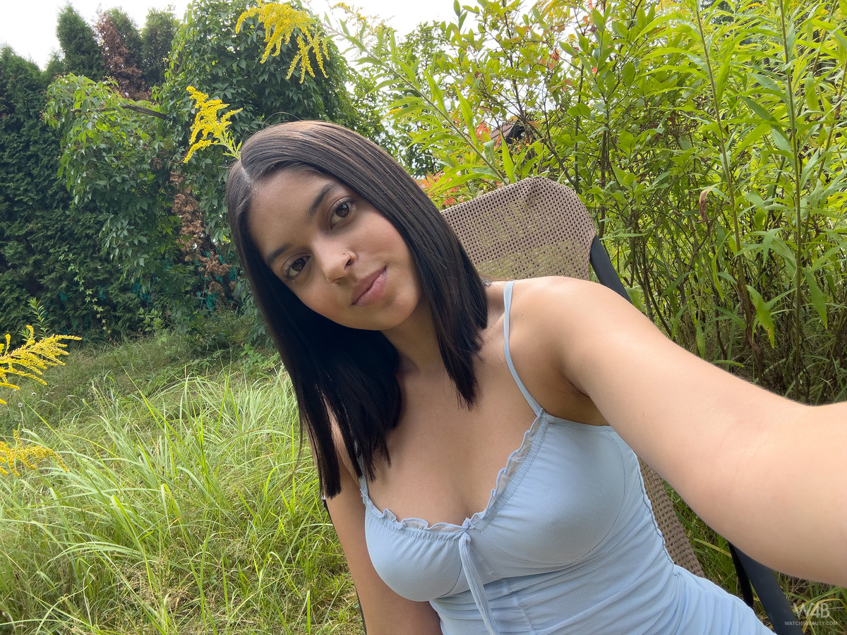 Gia Rosse: Selfie 4U: Garden Pee