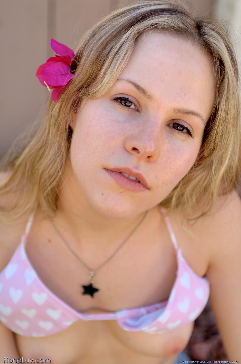 Fiona Luv gets naked in the park