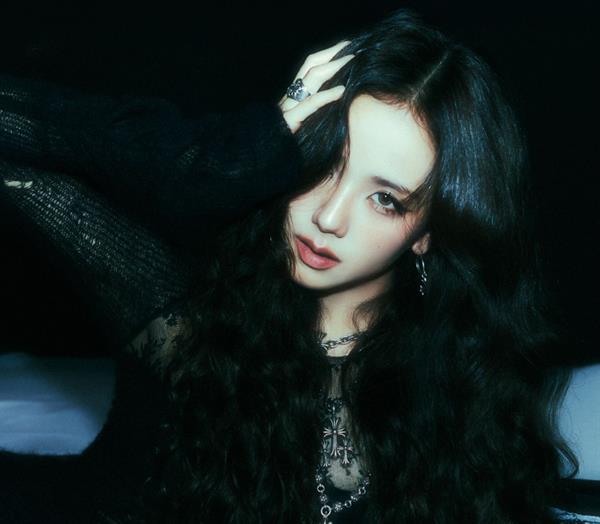 Jisoo (Kim Ji-soo)